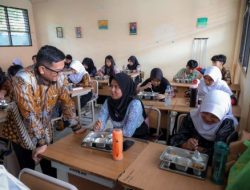 Tinjau SPPG di Kota Tangerang, Gubernur Banten Andra Soni Ingin Pastikan Pelaksanaan MBG Berjalan Baik