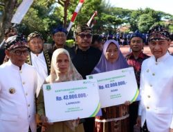 Gubernur Andra Soni Serahkan Penghargaan dan Santunan bagi Pekerja Rentan di HUT Ke-25 Provinsi Banten