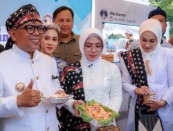 Tegaskan Aman Dikonsumsi, Gubernur Andra Soni Santap Udang Vaname Tambak Banten