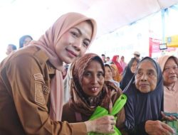 Tanpa Jarak, Bupati Ratu Zakiyah Bagikan Satu Per Satu Bantuan Sembako kepada Warga