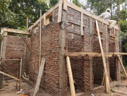 Pembangunan MCK di Desa Sindang Mandi Kecamatan Baros Diduga Kuat Tidak Sesuai RAB