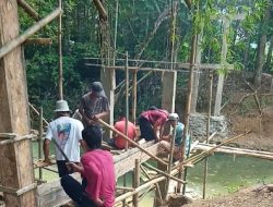 Warga Desa Sorongan dan Desa Cibingbin Perbaiki Jembatan Cara Swadaya