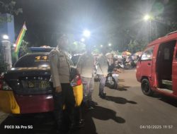 Anggota Polsek Rangkasbitung Polres Lebak Giat PAM Bazar UMKM Rangkaian HUT TNI Ke 80 di Alun-alun Rangkasbitung