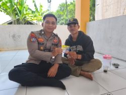 Bhabinkamtibmas Polsek Cimarga Polres Lebak Bagikan Stiker Himbauan Kepada Masayarakat