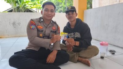 Bhabinkamtibmas Polsek Cimarga Polres Lebak Bagikan Stiker Himbauan Kepada Masayarakat