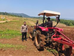 Kapolsek Cimarga Polres Lebak Bersama Bhabinkamtibmas Cek Lahan Jagung di Desa Sangiangjaya