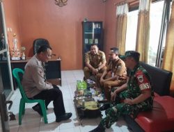 Bhabinkamtibmas Polsek Rangkasbitung Polres Lebak dan Babinsa Temui Kades Mekarsari