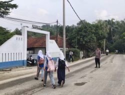 Pelayanan Prima, Anggota Polsek Cimarga Polres Lebak Menyebrangkan Siswa-siswi SMPN 1 Cimarga