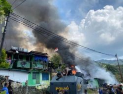 Polri Bahu Membahu Bersama TNI Padamkan Kebakaran Kodam Lama Jayapura