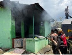 Polri dan TNI Bahu Membahu Padamkan Kebakaran di Kompleks Kodam Lama Jayapura