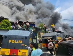 Saat Personil Polri TNI Sinergi Berjibaku Padamkan Api di Kompleks Kodam Lama Jayapura
