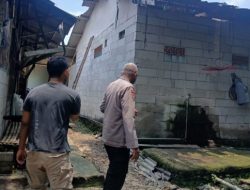 Kanit Binmas Polsek Rangkasbitung Polres Lebak Cek Warga Yang Rumahnya Tertimpa Pohon  