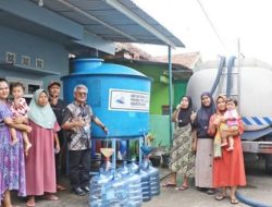 Perumda Tirta Albantani Salurkan Bantuan Toren Tangki Air Bersih, Warga Kibin Bahagia