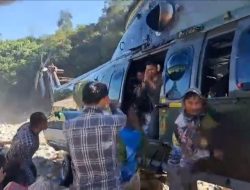 Haru TNI Awak Heli Pengantar Logistik saat Diberi Sepikul Durian dari Warga Terisolasi Gayo Lues
