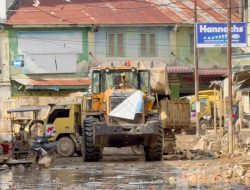 Alat Berat Terus Bekerja Bersihkan Jalanan dari Sisa Bencana, Kehidupan Berangsur Pulih