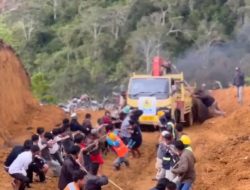 Momen Gotong Royong, Petugas dan Warga Aceh Tengah Tarik Truk Pembawa Material Listrik