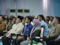 Momen Prabowo Duduk Bersebelahan Dengan Tukang Seblak di Serah Terimakan Rumah Subsidi