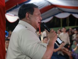 Momen Prabowo Panjatkan Doa Awal Tahun dan Didoakan Balik oleh Warga di Pengungsian Batu Hula