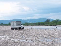 Seberangi Sungai, Petugas SPPG di Pedalaman NTT Bertaruh Nyawa Antar MBG, Harap Jembatan Dibangun