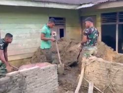 TNI Fokus Bersihkan Rumah Lansia di Lokasi Tedampak Bencana Sumatra