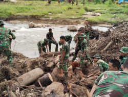 Sinergi TNI–Polri Percepat Pemulihan Sumbar: Bersihkan Pasar hingga Rumah Warga
