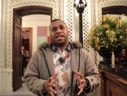 Mahasiswa Asal Papua Gembira Bertemu Prabowo di London, Berikan Karya Buku Terbarunya