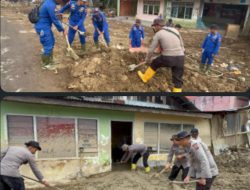 Personel Brimob Lanjutkan Bersih-bersih Rumah Warga dan Buat Saluran Air di Sumbar