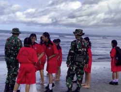 Sehari Usai Instruksi Presiden, TNI Bersama Pelajar Gotong Royong Bersihkan Sampah di Pantai Kuta Bali