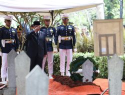 Prabowo Jadi Inspektur Upacara, Pimpin Prosesi Pemakaman Almarhum Try Sutrisno dengan Khidmat