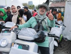 Ungkapan Gembira Warga Dapat Doorprize Motor Listrik di Pasar Murah Pemerintah: Senang Banget, Gak Mimpi
