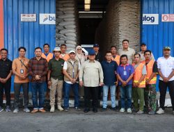 Di Tengah Sidak Gudang Bulog di Magelang, Prabowo Sapa dan Foto Bareng Pegawai