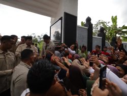 Prabowo Disambut Hangat Warga Banyumas Saat Ziarah ke Makam Margono Djojohadikusumo, Warga: Sehat Selalu!