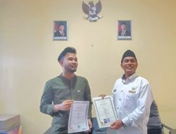 Kepala SMA Negeri 1 Ciomas Bersama TU serahkan Ijazah Asli “Gratis Kepada Alumni