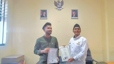 Kepala SMA Negeri 1 Ciomas Bersama TU serahkan Ijazah Asli “Gratis Kepada Alumni