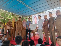 Legislator Partai Gerindra Serahkan Program Indonesia Pintar kepada Siswa di Ogan Ilir
