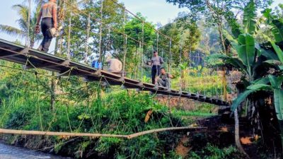 Dukung Mobilitas Warga, Satbrimob Polda Banten Revitalisasi Jembatan di Bayah