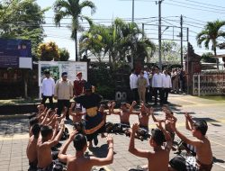 Prabowo Cek Langsung Perkembangan Sekolah Rakyat di Bali, Disambut Semarak Tari Kecak dari Siswa