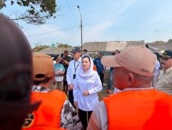Legislator Gerindra Novita Wijayanti Salurkan Life Jacket untuk Nelayan Cilacap, Tegaskan Keselamatan Pelayaran Harus Jadi Prioritas