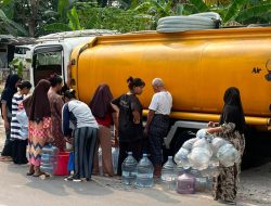 Marlyn Maisarah Salurkan Bantuan Air Bersih untuk Warga Babakan Madang
