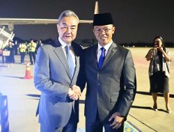 Menlu RI Sugiono Jemput Langsung Ketibaan Menlu RRT Wang Yi di Jakarta