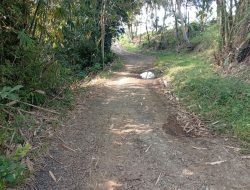 Jalan Cimanuk–Mekarjaya Rusak Parah, Warga Desak Pemerintah Segera Turun Tangan