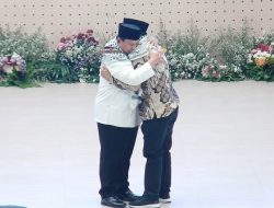 Peluk Dubes Palestina, Prabowo Tak Kuasa Tahan Air Mata di Hadapan Ribuan Santri Gontor