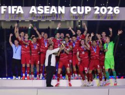 Momen Prabowo Angkat Trofi FIFA ASEAN Cup 2026 Bareng Timnas Indonesia
