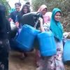 Kemarau Panjang Melanda, Warga Desa Bojong Manik Terpaksa Berjuang Memenuhi Kebutuhan Air Bersih